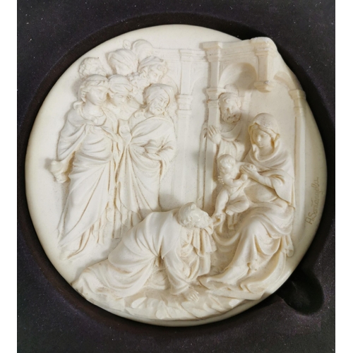 511 - An ornamental plate, by 'The Bradford Exchange', in presentation box, depicting 'Adoration of the Ma... 