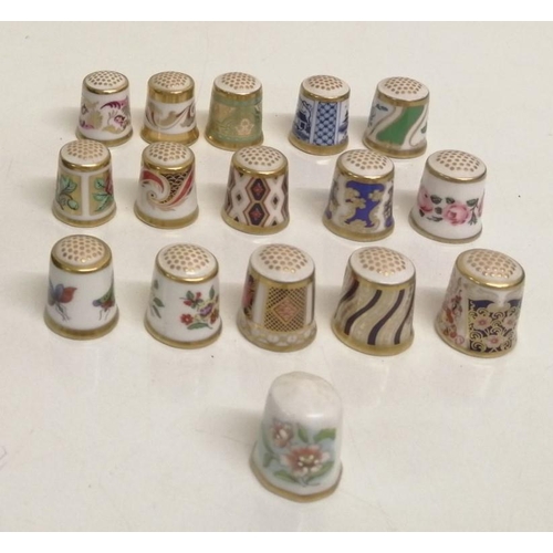 483 - A wooden thimble carousel stand, together with fifteen 'Crown Derby' ceramic thimbles & another by '... 