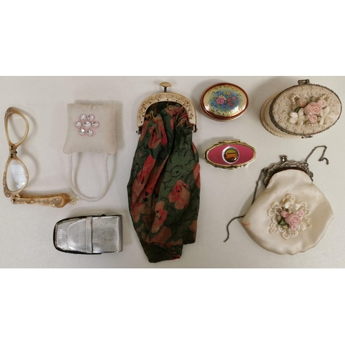 669 - A mixed selection of vintage ladies items. To include a musical ballerina jewellery box, a wooden je... 