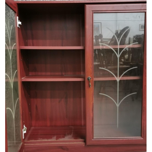 49 - A mahogany coloured glazed bookcase. Dimensions(cm) H91, W80, D30.