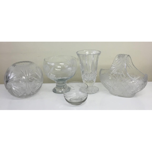 203 - A mixed lot of crystal & glassware. Includes vase, posy bowls, fruit bowl etc.