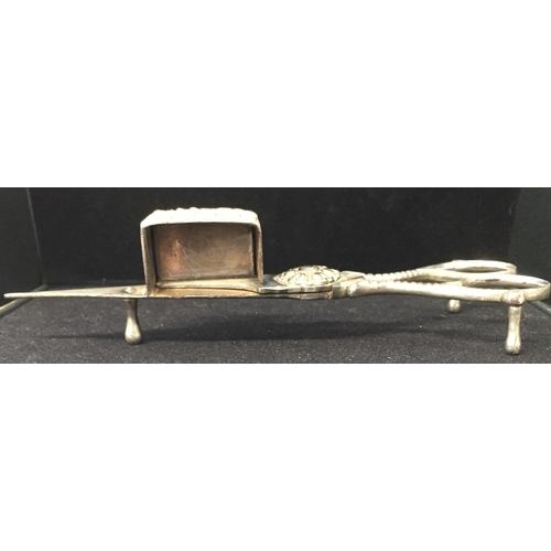 420 - A 19th century candle snuffer/trimmer.