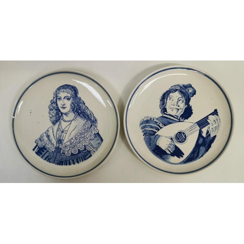 526 - A pair of handpainted Delft portrait plates, by Royal G. Diameter 17cm.