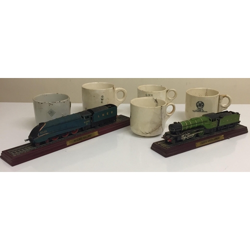 638 - A mixed lot of railway-related items. To include five GWR mugs (all have some damage), together with... 