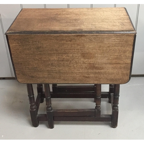 51 - An Edwardian oak gateleg table. Dimensions(cm) H91, W35/67, D60.