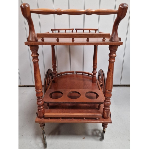 86 - A vintage drinks/tea cart. Would make an ideal gin trolley!. Dimensions(cm) H80, W75, D53.