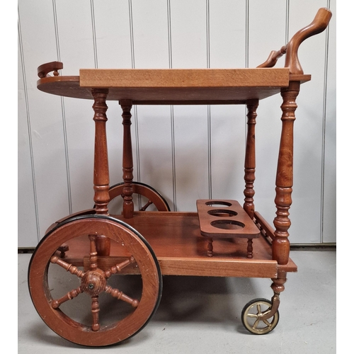 86 - A vintage drinks/tea cart. Would make an ideal gin trolley!. Dimensions(cm) H80, W75, D53.