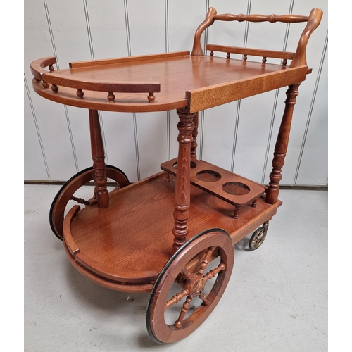 86 - A vintage drinks/tea cart. Would make an ideal gin trolley!. Dimensions(cm) H80, W75, D53.