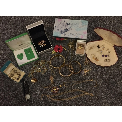 876 - A selection of four pieces of silver jewellery (three pairs of earrings & Shamrock earrings & neckla... 