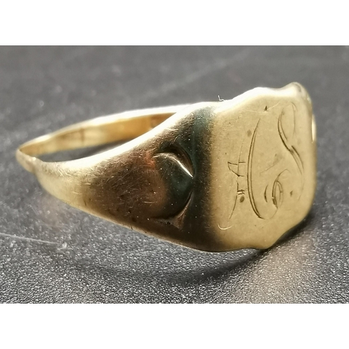 885 - A hallmarked 9ct Gold signet ring. Size S. Weight approximately 2.5g.