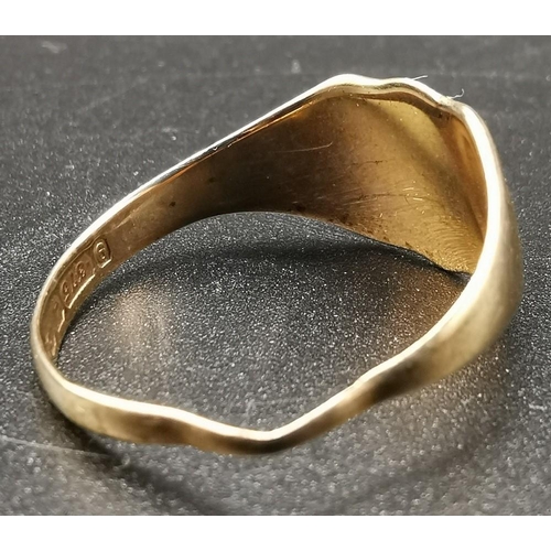 885 - A hallmarked 9ct Gold signet ring. Size S. Weight approximately 2.5g.