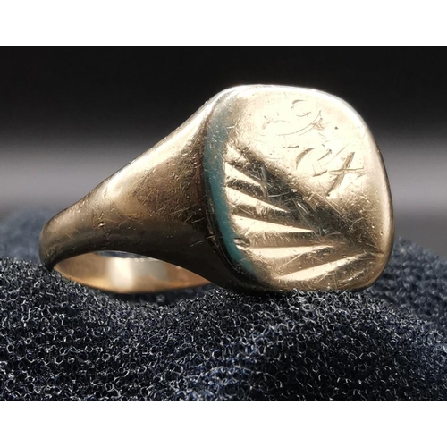 886 - A hallmarked 9ct gold signet ring. Maker's mark 'H.S'. Size T. Weight approximately 5.8g.