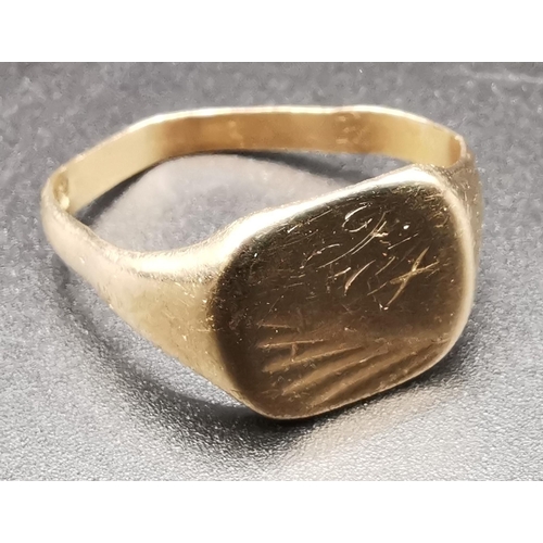 886 - A hallmarked 9ct gold signet ring. Maker's mark 'H.S'. Size T. Weight approximately 5.8g.