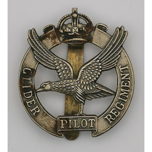 368 - A pair of British Artillery Regiment belt buckles, together with a Glider Regiment Pilot's beret bad... 