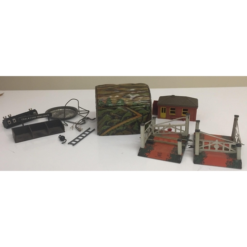 2805 - A collection of early O gauge tinplate rail accessories, from early 1900's. To include Bing Werke le... 