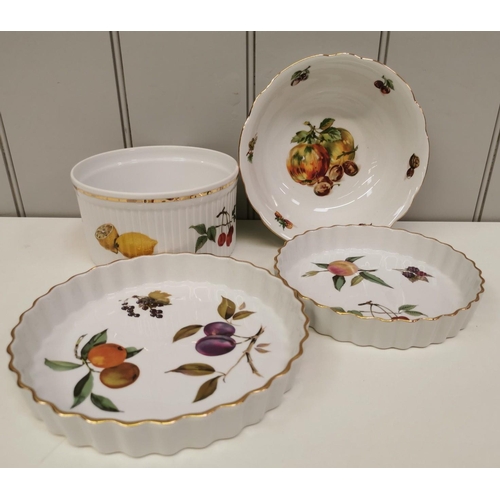 569 - A selection of fifteen pieces of good-quality tableware. To include several pieces of Royal Worceste... 