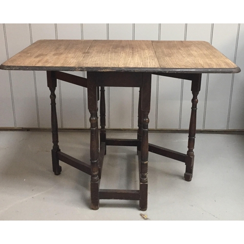 51 - An Edwardian oak gateleg table. Dimensions(cm) H91, W35/67, D60.