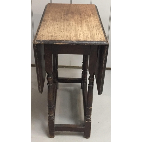 51 - An Edwardian oak gateleg table. Dimensions(cm) H91, W35/67, D60.