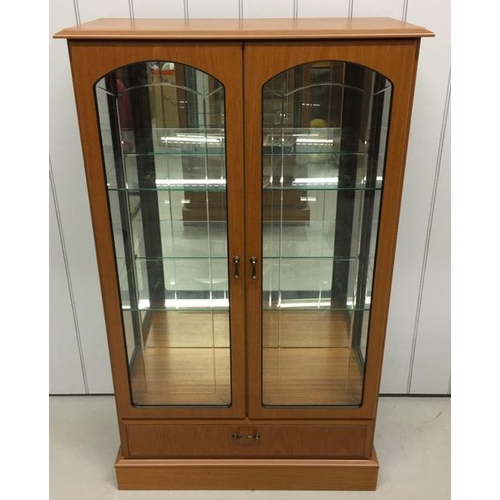 55 - A good quality, glazed display cabinet, by 'Morris of Glasgow'. Features a mirrored back, two glass ... 