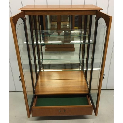 56 - A good quality, glazed display cabinet, by 'Morris of Glasgow'. Features a mirrored back, two glass ... 