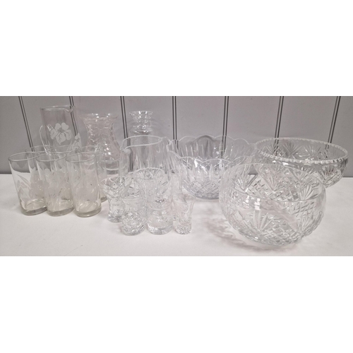 126 - A nineteen-piece collection of glass & crystal tableware. To include matching water jug & tumblers, ... 