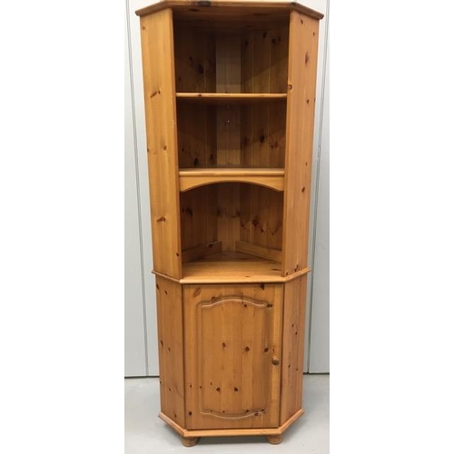 41 - A freestanding, pine corner bookcase/cupboard. Double shelves, over single-shelved cupboard. Dimensi... 