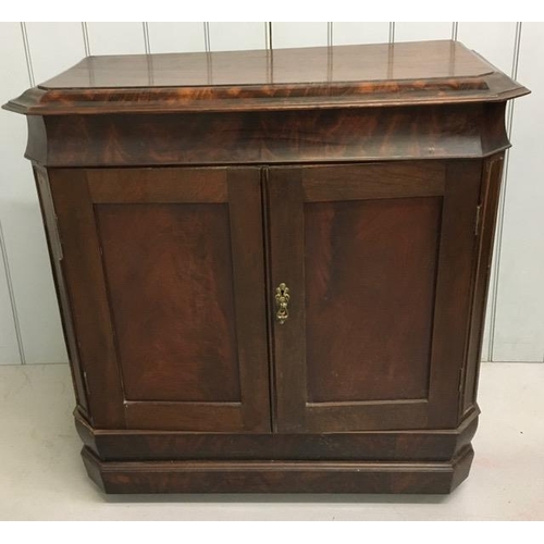 43 - A mahogany, flip-top buffet dresser. No key present.
Dimensions(cm) H92, W87, D44.