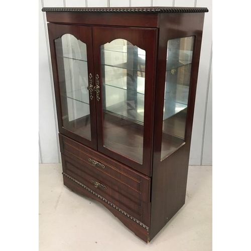 78 - A reproduction, mahogany coloured glazed display cabinet. Features a display area with two internal ... 