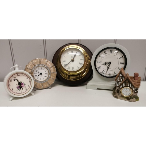 386 - A selection of eleven items of mostly contemporary decorative homeware items. To include five clocks... 