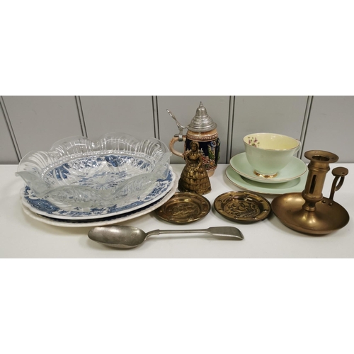 436 - A mixed lot of vintage items. To include four items of decorative brassware, a ceramic teacup/saucer... 