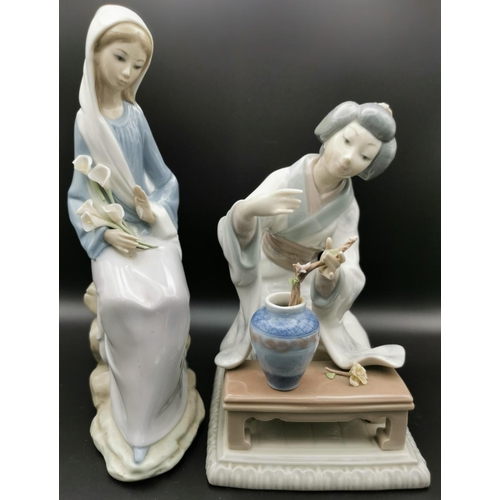 464 - A duo of Lladro figurines. To include  'Geisha Girl', ref 4840 & 'Sitting Girl with Lillies', ref 49... 