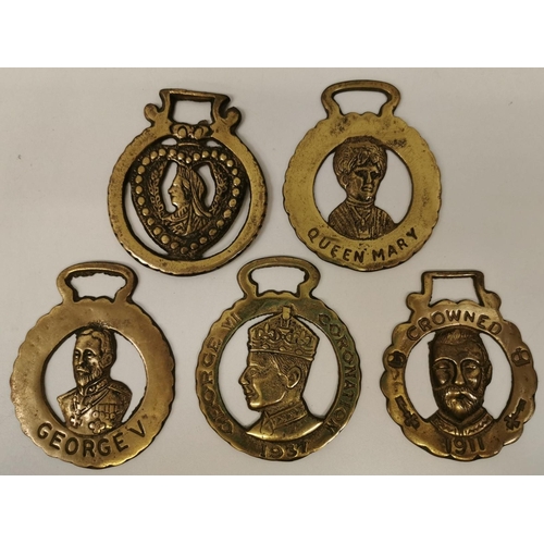 1256 - A collection of five Royal commemorative horse brasses. To include Queen Victoria, George V (x2), Qu... 