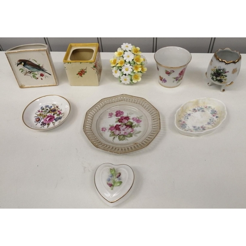 1313 - A mixed lot of trinket boxes, pin dishes & other decorative ceramics. To include a 'Royal Doulton' B... 