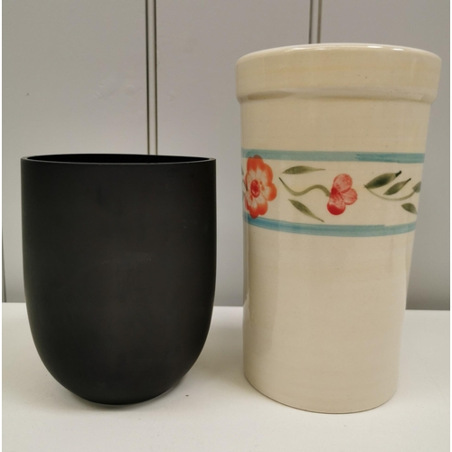 1339 - A contemporary black glass flowerpot & a cream coloured ceramic vase, with flower border detail. Dim... 