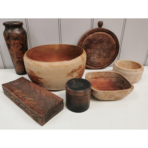 1484 - A collection of treen. To include three bowls, two trinket boxes, chopping board & vase. Tallest ite... 