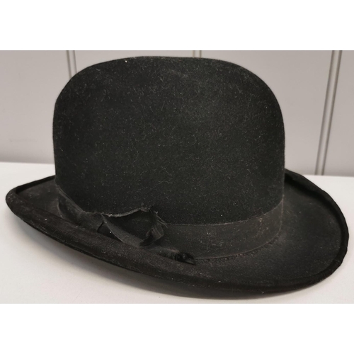 1537 - A vintage black bowler hat. No maker's label present. External dimensions(cm) H15, W23, D30.