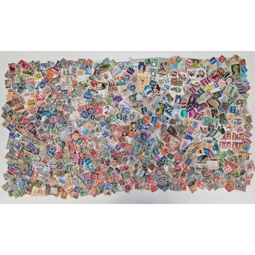 1089 - A very large collection of loose worldwide stamps.