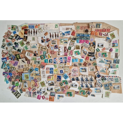 1089 - A very large collection of loose worldwide stamps.