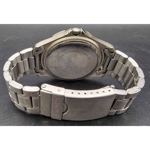 1208 - A Gents 'Sekonda', battery-powered sports watch, model no. 3592AKV. Untested.