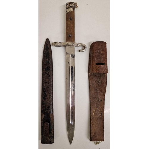 1117 - An early 20th century bayonet, with metal sheath. No visible markings. Blade length 25cm.