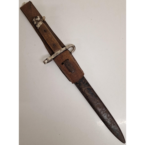 1117 - An early 20th century bayonet, with metal sheath. No visible markings. Blade length 25cm.