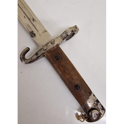 1117 - An early 20th century bayonet, with metal sheath. No visible markings. Blade length 25cm.