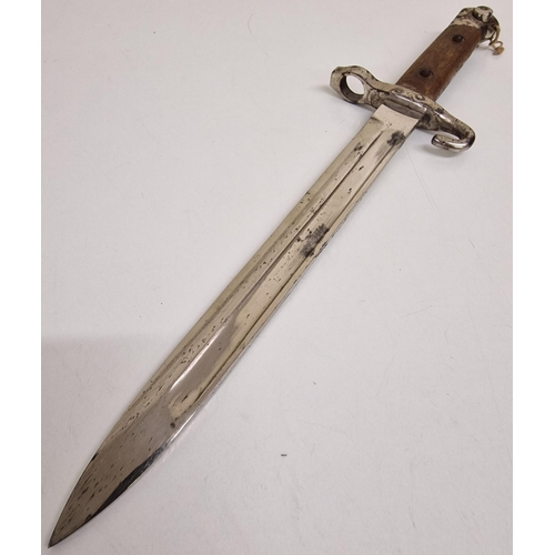 1117 - An early 20th century bayonet, with metal sheath. No visible markings. Blade length 25cm.