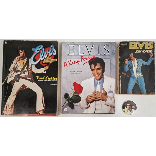 1539 - A collection of Elvis Presley memorabilia. To includ ebooks, gift box, banners, towel etc.