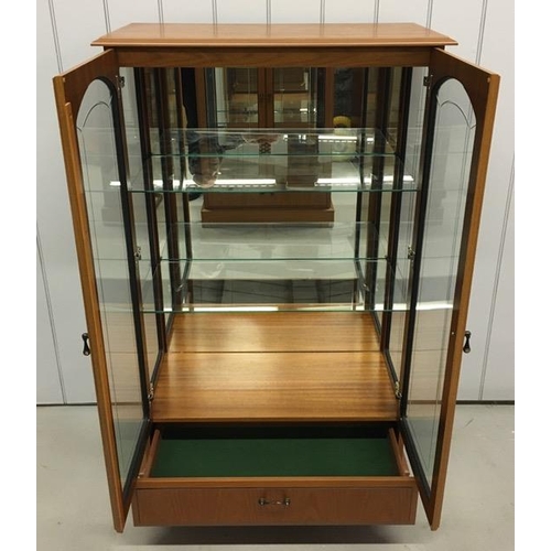 40 - A good quality, glazed display cabinet, by 'Morris of Glasgow'. Features a mirrored back, two glass ... 