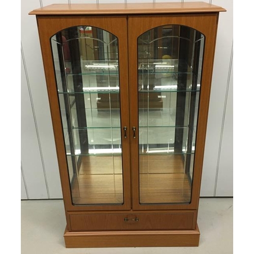 41 - A good quality, glazed display cabinet, by 'Morris of Glasgow'. Features a mirrored back, two glass ... 