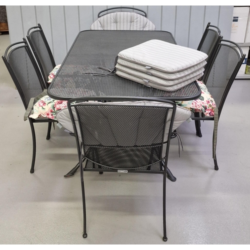 71 - A good quality garden table & six chairs, by 'Kettler', in a contemporary mesh design. Complete with... 