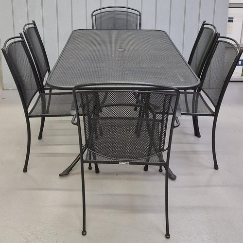 71 - A good quality garden table & six chairs, by 'Kettler', in a contemporary mesh design. Complete with... 