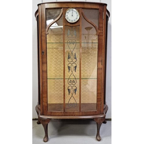 120 - A mid-century display cabinet, with built-in Smith's clock. Two internal glass shelves. No key prese... 
