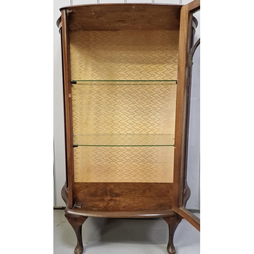 120 - A mid-century display cabinet, with built-in Smith's clock. Two internal glass shelves. No key prese... 